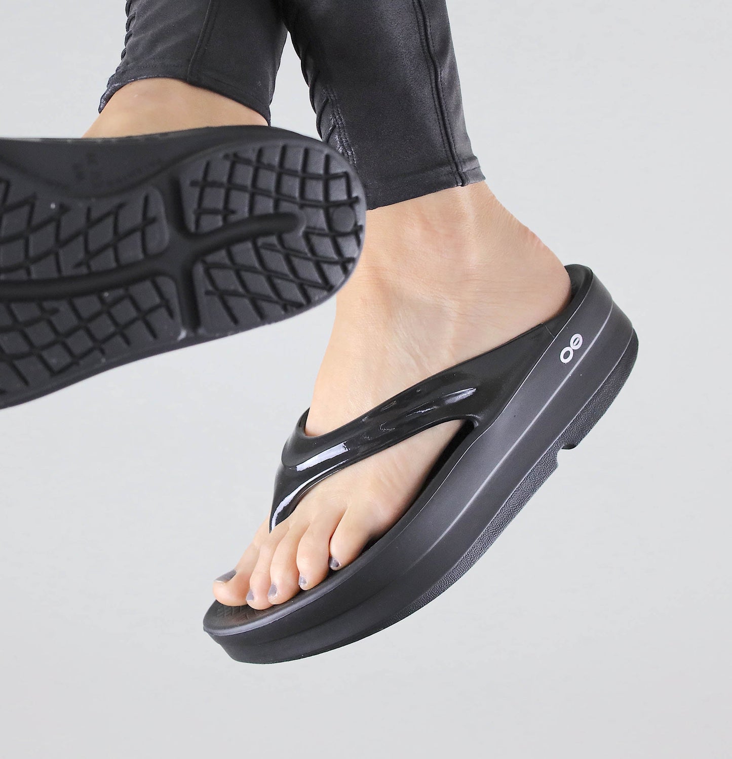 OOFOS UNISEX OOMEGA THONG SANDALS - BLACK - Sole Therapy
