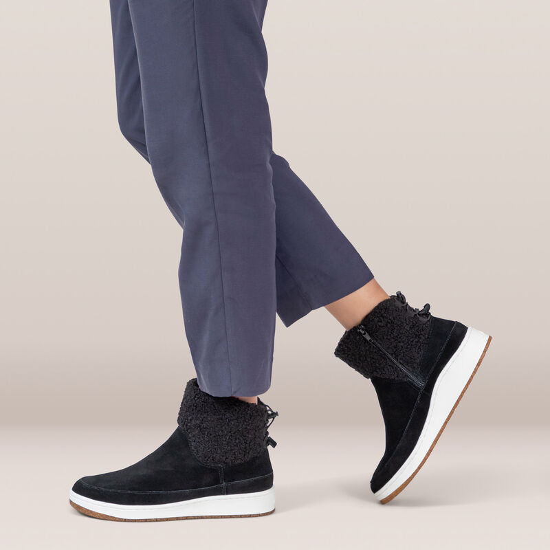 Winnie Shearling Women Boots Black - Sole Therapy
