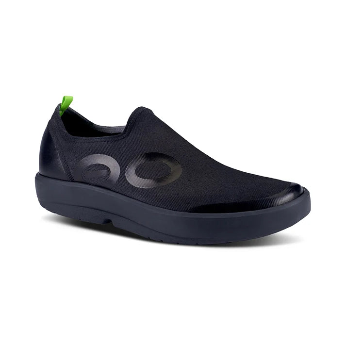 OOFOS MEN'S OOMG EEZE LOW  SHOES- BLACK - Sole Therapy