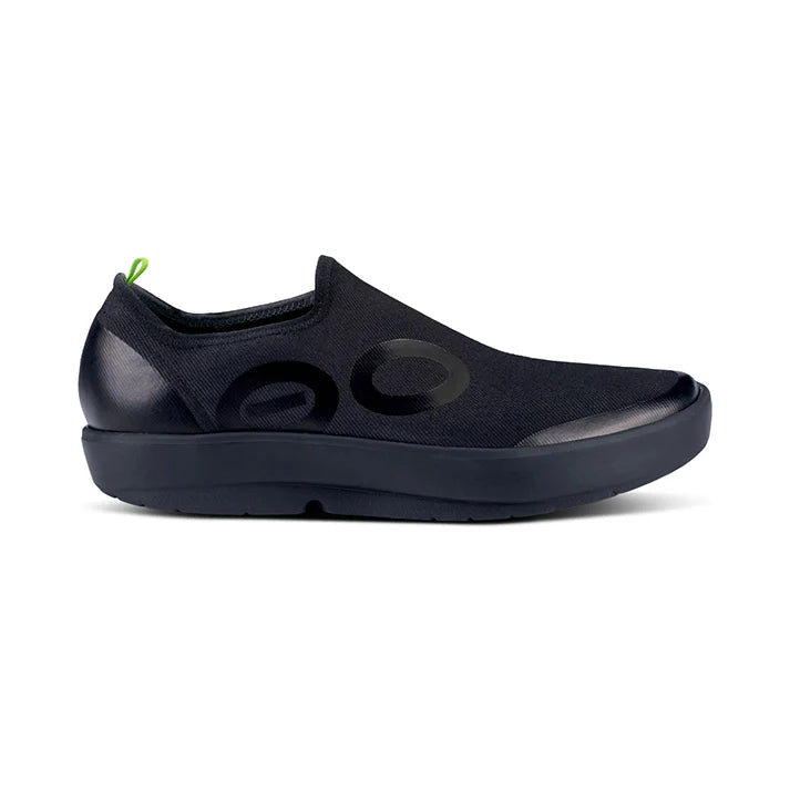 OOFOS MEN'S OOMG EEZE LOW  SHOES- BLACK - Sole Therapy
