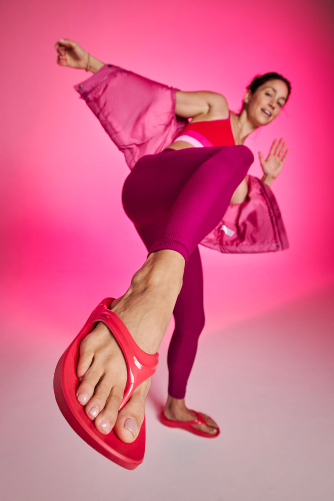 OOFOS UNISEX OOLALA THONG SPORTS SANDALS - NEON BERRY - Sole Therapy