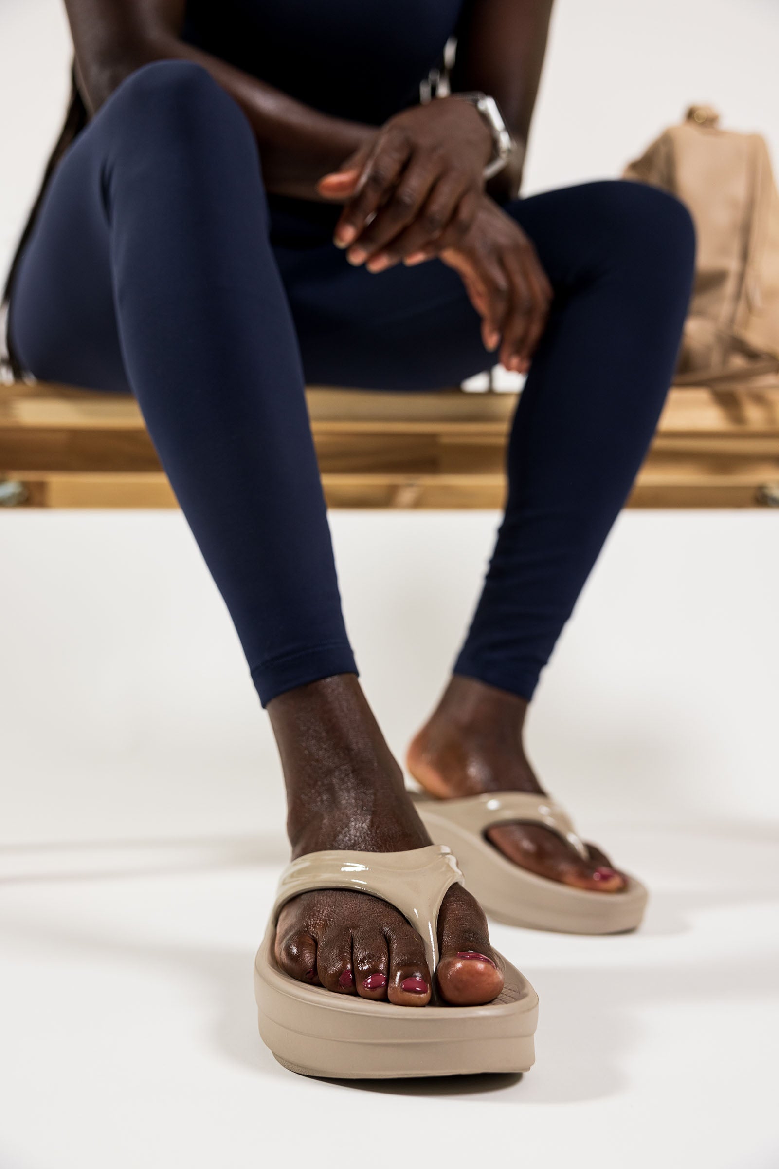 OOFOS UNISEX OOMEGA THONG SANDALS - NOMAD – SoleTherapy - Qatar